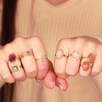 Detail van gold-plated amethistring met paarse edelsteen