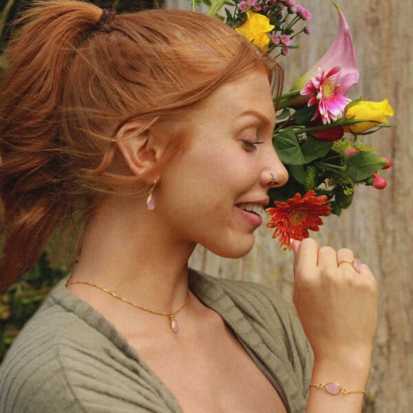 Gold-plated rozenkwarts armband met zachte roze edelsteen